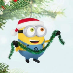 Hallmark Minions Bob Trims The Tree Ornament With Sound -Hallmark Gift Shop Bob Minion Green Tinsel Garland Keepsake Ornament 5QXI8145 02